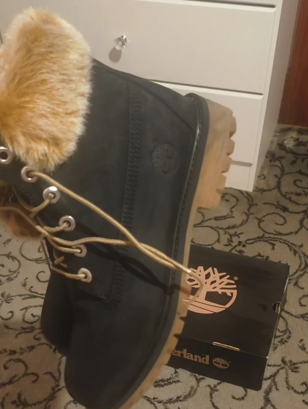 Timberland Black Winter Lace-Up Boots with Tan Fur Trim Kids 5.5